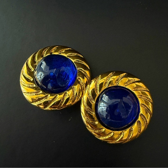 LOT 1661 24K gold plated CHANEL vintage clip on earrings - Picture 1 of 6